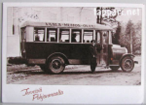 Harmaasävyinen, vanha valokuva bussista. Kortin alaosassa lukee: Terveisiä Pohjanmaalta.