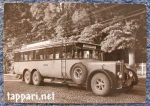 Ruskeasävyinen, vanha valokuva bussista. Sen merkki ja malli lienee Büssing VI GLn 1927.