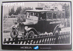 Harmaasävyinen, vanha valokuva bussista, jonka merkki ja malli saattaa olla Chevrolet 1923.
