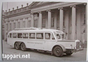 Harmaasävyinen, vanha valokuva bussista, jonka merkki ja malli saattaa olla Henschel 35 W 3 1935.