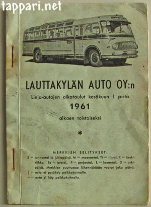 Valokuva kellertyneestä vihkosta, jossa kaksi isoa niittiä vasemmalla. Kuvassa ylhäällä bussi ja sen alla tekstinä mm.: Laittakylän Auto Oy:n linja-autojen aikataulut kesään 1 p:stä 1961 alkaen toistaiseksi.
