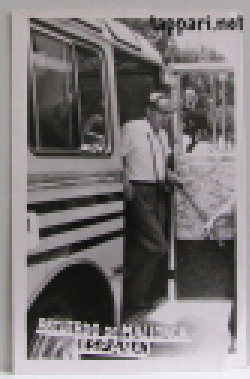 Valokuva vanhanaikaisesta bussista, jonka oviaukossa seisoo mies. Alaosassa lukee Requerdo de Mallorca (Espana).